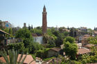Das Wahrzeichen Antalyas ist das Minarett der Yivli-Minare-Moschee, das im 13. Jahrhundert unter dem seldschukischen Sultan Kai Kobad I. erbaut wurde.
Umgeben von üppiger Vegetation, Plamen, Pflanzen, Bauwerk, Kunst, Moument, Religion, Moslem,  Das 38 Meter hohe Minarett (2) 