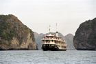 Asien, Vietnam, Halong Bay, UNESCO Weltkulturerbe, Boote, Emeraud-Schiff, Dschunken, Meer, Kalksteinfelsen, Schifffahrt, Ausflug, Meer, Asia, Vietnam, UNESCO World Heritage Site, boats, Emeraud ship, cruises, ocean, Alle Bilder auch als Dia verfügbar. All pictures also as slides (diapositiv) available.Hochauflösende Scans in Bearbeitung. High resolution scans in work progress