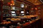 Ein üppiges Buffet für die Gäste an Bord der Emeraud-Cruise durch das Weltkulturerbe Halong BAy. A opulent and delicious buffet for the guests of the Emeraud-Cruise through the Halong Bay world heritage