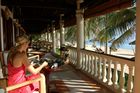 Frau geniesst herrliche AUssicht auf den Strand von Nha Trang von der Frühstücks-Veranda des Luxus-Hotels Ana Mandara Resort & Spa. Wonderfull view to the beach of Nha Trang from the breakfast-veranda of the luxury hotel Ana MAndara 