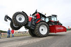 (C) fotodienst/Anna Rauchenberger - Grafenegg, 16.08.2008 - Weltrekordversuch im 'Traktor-Huckepack' im Rahmen der Pflüger-WM. Der mutige Traktor-Fahrer Patrick Heigl schaffte es im zweiten Versuch am Nachmittag, eine Strecke von 7,6 km Länge auf zwei Hinterrädern zu fahren. 