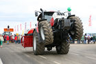 (C) fotodienst/Anna Rauchenberger - Wien, 16.08.2008 - Weltrekordversuch im 'Traktor-Huckepack' im Rahmen der Pflüger-WM. Der mutige Traktor-Fahrer Patrick Heigl schaffte es im zweiten Versuch am Nachmittag, eine Strecke von 7,6 km Länge auf zwei Hinterrädern zu fahren. 