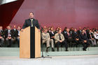 (C) fotodienst/Anna Rauchenberger - Grafenegg, 16.08.2008 - Siegerehrung auf der Pflüger-WM. Bundesminister Josef Pröll beglückwünscht die Sieger.