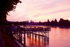 Basel's Rheinbadehaus bei Sonnenuntergang. BAsels Rhein-bath at sunset