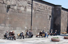 Die alten Männer von Kayseri treffen sich gerne im Zentrum der Stadt an der historischen Mauer. The older men of Kayseri are getting togheter at the historic wall 