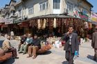 Strassenszene mit Personen auf dem Altstadtplatz beim Markt von Kayseri. street-scenery in front of the market-place in Kayseri