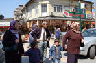 Türkische Familie beim Einkaufsbummel vor dem Markt in Kayseri. Turkish family shopping in the streets in front of the market in Kayseri