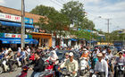 Vietnam: Saigon traffic millions of moped on their way through the streets of Saigon and hundrets of death per month within the daily ralley through the city.  
Jeden Tag strömen fahren Millionen von Vietnamesischen Mopefahren durch den Verkehr und setzen sich grossen Gefahren aus. Über 1000 Verkehrstote pro Jahr