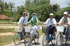 Vietnam: schoolboys, street, bycicle, people, kids, boys, 
Vietnam: Schüler per Fahrrad auf dem Heimweg, Strassen-Verkehr, 