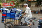 Fahrrad-Fahrer mit Schubkarren voller Büroordner. Vietnames Bicicle-men with the the