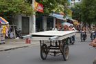 Die Vietnamesen würden ganze Häuser auf den Fahrräder oder MOtorrädern transportieren. The vietnames people would transport even a small house on their bicicles and motorbikes