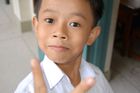 Vietnamese boy and schoolkid making the victory sign. Vietnamesischer Schuljunge zeigt Victory Kreuz