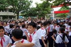 Vietnamese school in Nha Trang with hundrets of school-kids. Vietnamesische Schule mit Pausenhof voller Schüler