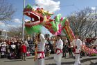 Schweiz, Zürich, Volksfest, Sechseläuten, Zünfte, Kinder-Umzug, Parade, Brauchtum, Kostüme, Folklore, Trommler, Musikanten, Handwerker, Ausländer, Chinesen, Integration, Immigranten, Toleranz, Multikulti, Flüchtlinge, Völker, Personen, AsiatenMenschenmengen, Zuschauer, Migration, Einbürgerung, Drachen, 
Switzerland, Zürich, Sechseläuten-celebration, ceremony, folklore, tradition, costumes, children, immigrants, chinese, asian peopleintegration, masses of people, drake, show, 
