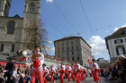 Schweiz, Zürich, Volksfest, Sechseläuten, Zünfte, Kinder-Umzug, Parade, Brauchtum, Kostüme, Folklore, Trommler, Musikanten, Handwerker, Ausländer, Chinesen, Integration, Immigranten, Toleranz, Multikulti, Flüchtlinge, Völker, Personen, AsiatenMenschenmengen, Zuschauer, Migration, Einbürgerung,
Switzerland, Zürich, Sechseläuten-celebration, ceremony, folklore, tradition, costumes, children, immigrants, chinese, asian peopleintegration, masses of people, 
