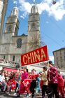 Schweiz, Zürich, Limmatquai, Grossmünster, Kulturen, Volksfest, Sechseläuten, Zünfte, Kinder-Umzug, Parade, Brauchtum, Kostüme, Folklore, Trommler, Musikanten, Handwerker, Ausländer, Chinesen, Integration, Immigranten, Toleranz, Multikulti, Flüchtlinge, Völker, Personen, AsiatenMenschenmengen, Zuschauer, Migration, Einbürgerung, Switzerland, Zürich, Limmatquai, Grossminster, Sechseläuten-celebration, ceremony, folklore, tradition, costumes, children, immigrants, chinese, asian peopleintegration, masses of people, 
