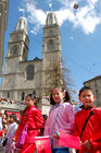 Schweiz, Zürich, Limmatquai, Grossmünster, Kulturen, Volksfest, Sechseläuten, Zünfte, Kinder-Umzug, Parade, Brauchtum, Kostüme, Folklore, Trommler, Musikanten, Handwerker, Ausländer, Chinesen, Integration, Immigranten, Toleranz, Multikulti, Flüchtlinge, Völker, Personen, AsiatenMenschenmengen, Zuschauer, Migration, Einbürgerung, Switzerland, Zürich, Limmatquai, Grossminster, Sechseläuten-celebration, ceremony, folklore, tradition, costumes, children, immigrants, chinese, asian peopleintegration, masses of people, 