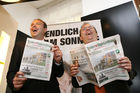 (C) fotodienst/Anna Rauchenberger - Wien, 13.08.2008 - Die Tiroler Tageszeitung (TT) erfüllt einen lang gehegten Leserwunsch: Am 17. August erscheint erstmals die Sonntags-Ausgabe der Tiroler Tageszeitung. Die Sonntags-TT wird im Gegensatz zu den übrigen TT-Ausgaben im Kleinformat erscheinen. FOTO v.l.: Frank Staud (TT-Chefredakteuer), Hermann Petz (Vorstandsvorsitzender der Moser Holding).  