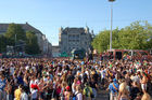 Menschenmassen raven auf dem Bürkliplatz an der Streetparade, masses of ravers dancing on the street at Bürkliplatz in Zürich