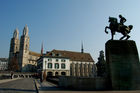 Bau-Kunst, Religion, Architektur, Stadtbild. Grossmünster-Kirche, Wahrzeichen Zürich's von er Fraumünsterkirche her gesehen mit der Hans Waldmann Reiter-Statue Switzerland, Zürich-City, Grossmünster-church, Hans-Waldmann Statue