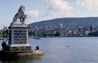 Zürich-City: View from the lake at Mythenquai to the old town where Limmat-river starts and is the guide-line for the football-fan-mile soon. Zürich vom Mythenquai-
Ufer aus gesehen, wo der Löwe, Zürich's Wappentier, steht. Blick in die Innenstadt
mit dem Bellevue, der UNi und ETH sowie den Kirchtürmen des Grossmünsters