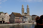 Liebes-Paar in Zürich auf der Gemüsebrücke mit Blick auf das Grossmünster, die Altstadt und den Limmatfluss. Zürich-Lovers, couple on 