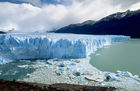 Der Gletscher Perito Moreno mit seiner HAuptattraktion, den abbrechenden Kirchturmhohen Eisklötzen, die mit Getöse in den LAgo Argentino fallen.  Glacier Perito Moreno, tourist attrtraction, tourism, tourists, nature, ice, 