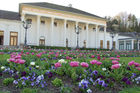 Baden-Badens Casino mit der Parkanlage. The Casino and the flowers of the park