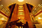 Das riesige Atrium der MS Europa mit dem Piano-Spieler; Kreuzfahrt-Schiff; the giant atrium of the  luxury-cruise-ship;  