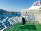 Golf an Bord der MS Europa. Kreuzfahrtschiff mit Golfreisen. Playing golf on board of the cruise ship MS Europa      