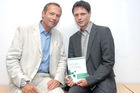 Autor Alexander Beck präsentiert neues Google AdWords Fachbuch
Foto v.li: Dr. Karl Pall (Country Manager Google Austria); Alexander Beck (Online-Marketing Berater, AdWords Spezialist)
©fotodienst/Nadine Bargad