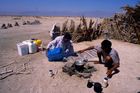 Ägypten, Sinai, Nabq Nationalpark, militärische Sperrzone, Wüste, Meer, Küste, Beduinen-Behausung, Beduinien, Vater, Sohn, Mann, Kind beim Feuer entfachen nahe Shiffswrack Maria Schröder.
Egypt, Sinai, Nabq National park, military zone, multi-national forces, observation, bedouines, father, men,son, boy, fire, coast, ocean, ship wreck Maria Schröder