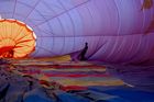 Hot air ballon adventure trip in Cairns. Heissluft-Ballonfahrt-Abenteuer in Cairns. Hier wird die Hülle aufgeblasen. 