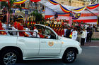 Die Garde derMalayischen Königin und des Königs fährt vor die Tribune mit den geladenen asiatischen Staatsgästen vor.
50 Jahre Merdeka Unabhängeits-Parade am 31. August 2007 in uala Lumpur mit zahlreichen
ausländischen Staatsgästen, vielen Staatschefs und Regierungspräsidenten aller asiatischen Länder sowie Abgesandte, Diplomaten von den USA, von UK Britischem Königreich. 
Kolonialismus, Unabhängigkeit, Islam, Staatsreligion. Medienspektakel, Journalisten, 
Sicherheitsleute, Beamte, Regierung, Besucher, Militärparade, Islam, Staatsreligion,
mit zahlreichen asiatische Länder-Staatschefs und Regierungspräsenten zu Gast 

The Guard of the Queen of Malaysia is arriving in front of the tribune with all the asian premier-ministers and diplomats from all over the world. at the 50 Years Merdeka-Parade in Kuala Lupur at 31st of august 2007. Celebration of 50 years 
nation-building and freedom from the british empire colonialism in a malay-muslim, chinese, indian mixed society. The Tribune in front of the parliament house with the invited asian presidents and representatives, diplomats from UK and USA as well as from many more countres. Mediaspectakel with thousands of journalist, TV-Stations and media-representatives 
around the world covering this big malaysian event of history
