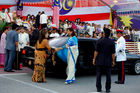 Frau von Malaysia's Premierminster begrüsst philippinische Regierungschefin Aroyo. 50 Jahre Merdeka Unabhängeits-Parade am 31. August 2007 in uala Lumpur mit zahlreichen
ausländischen Staatsgästen, vielen Staatschefs und Regierungspräsidenten aller asiatischen Länder sowie Abgesandte, Diplomaten von den USA, von UK Britischem Königreich. 
Kolonialismus, Unabhängigkeit, Islam, Staatsreligion. Medienspektakel, Journalisten, 
Sicherheitsleute, Beamte, Regierung, Besucher, Militärparade, Islam, Staatsreligion,
mit zahlreichen asiatische Länder-Staatschefs und Regierungspräsenten zu Gast 

50 Years Merdeka-Parade in Kuala Lupur at 31st of august 2007. Celebration of 50 years 
nation-building and freedom from the british empire colonialism in a malay-muslim, chinese, indian mixed society. The Tribune in front of the parliament house with the invited asian presidents and representatives, diplomats from UK and USA as well as from many more countres. Mediaspectakel with thousands of journalist, TV-Stations and media-representatives 
around the world covering this big malaysian event of history
