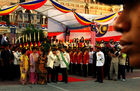 Die Malayische Königin und der König fahren vor die Tribune mit den geladenen asiatischen Staatsgästen.
50 Jahre Merdeka Unabhängeits-Parade am 31. August 2007 in uala Lumpur mit zahlreichen
ausländischen Staatsgästen, vielen Staatschefs und Regierungspräsidenten aller asiatischen Länder sowie Abgesandte, Diplomaten von den USA, von UK Britischem Königreich. 
Kolonialismus, Unabhängigkeit, Islam, Staatsreligion. Medienspektakel, Journalisten, 
Sicherheitsleute, Beamte, Regierung, Besucher, Militärparade, Islam, Staatsreligion,
mit zahlreichen asiatische Länder-Staatschefs und Regierungspräsenten zu Gast 

The Queen of Malaysia is arriving in front of the tribune with all the asian premier-ministers and diplomats from all over the world. at the 50 Years Merdeka-Parade in Kuala Lupur at 31st of august 2007. Celebration of 50 years 
nation-building and freedom from the british empire colonialism in a malay-muslim, chinese, indian mixed society. The Tribune in front of the parliament house with the invited asian presidents and representatives, diplomats from UK and USA as well as from many more countres. Mediaspectakel with thousands of journalist, TV-Stations and media-representatives 
around the world covering this big malaysian event of history
