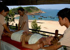 Vietnamesische Massage mit drei Therapheuten im Spa des Life Resort in Qui Nhon Vierstern-Hotel, Südvietnam,  Strand, Fischerdorf, Bucht, Küste, Villas, Wellness,Gesundheit, Behandlung,  Panorama, Meer, Therapeutin, Medizin, Wohlfühlen, Naturprodukte, Ökologie, biologische Ernährung, FrischprodukteVietnamese massage with three therapists at Life Resort Qui Nhon, South-Vietnam coast, fisher-village, bay, sandy beach, wellbeing, spa-treatment, health, therapist, luxury hotels,  men, women, guest,  model,theraphy, healthy food, eco-friendly, panorama-view to the ocean, fisherboats,Alle Bilder auch als Dia oder (zumeist) als hochauflösende Scans verfügbar. All pictures also as slides (diapositiv) or high resolution digital image available.
