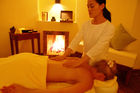 Vietnamesische Massage beim offenen Kaminfeuer im Ana Manadara Spa Resort in Dalat, Luxusresort, Südvietnam, Six Senses Spa, Berge, Hotel, Villas, Wellness,Gesundheit, Behandlung, Therapeutin, MedizinVietnamese massage at the cheminee-fire in the Anamandara Villas in Dalat, South-Vietnam,mountains, wellbeing, spa-treatment, health, therapist, luxury hotels, Six Senses SpaAlle Bilder auch als Dia oder (zumeist) als hochauflösende Scans verfügbar. All pictures also as slides (diapositiv) or high resolution digital image available.