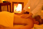 Vietnamesische Massage beim offenen Kaminfeuer im Ana Manadara Spa Resort in Dalat, Luxusresort, Südvietnam, Six Senses Spa, Berge, Hotel, Villas, Wellness,Gesundheit, Behandlung, Therapeutin, MedizinVietnamese massage at the cheminee-fire in the Anamandara Villas in Dalat, South-Vietnam,mountains, wellbeing, spa-treatment, health, therapist, luxury hotels, Six Senses SpaAlle Bilder auch als Dia oder (zumeist) als hochauflösende Scans verfügbar. All pictures also as slides (diapositiv) or high resolution digital image available.