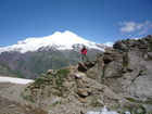 Rund 350.000 Alpinisten und Bergsteiger kommen alljährlich über das Baksantal zum Elbrus, dem mit 5.642 m höchsten Gipfel Europas. Die Region hat bietet eine große Vielfalt von Aktivitäten. Hier ein Blick vom Tscheget auf den doppelgipfeligen Elbrus.