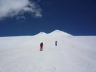 Beschwerlicher Anstieg auf den 5.642 m hohen Kaukasus-Gipfel Elbrus. Steile Hänge und die Höhe rauben dem Tourengeher den Atem.