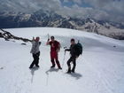 Beschwerlicher Anstieg auf den 5.642 m hohen Kaukasus-Gipfel Elbrus. Steile Hänge und die Höhe rauben dem Tourengeher den Atem.