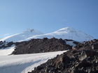 Die Gletscher am Elbrus sind zwischen 20 und 140 m dick.