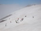 Vor dem Gipfelanstieg zum Elbrus wird auf dem Gletscher nahe den Tonnenlagern mit dem Eispickel trainiert.