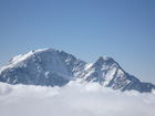 Der doppelgipfelige Ushba mit 4700 m ist Teil des Kaukasus-Hauptkamms. Dahinter beginnt bereits das Staatsgebiet von Georgien.