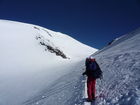 Oberhalb des Pastuchow-Felsen beginnt die lange und anstrengende Traverse zum Sedlowina-Sattel am Fuße des zweigipfeligen Elbrus. 