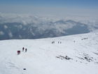 Rund 9 Stunden benötigen gutgeübte Bergsteiger von den Karabashi Wohntonnen bzw. Botschki Containern auf 3700 m bis zum Gipfel auf 5.642 m. Da für viele zu beschwerlich, werden oft Snowcats genutzt.