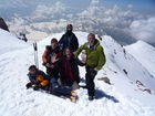 pressetext-Mitarbeiter Dr. Wilfried Seywald mit Bergsteiger-Kollegen am Gipfel des Elbrus. Acht Wochen intensives Lauf- und Höhentraining haben sich ausgezahlt.