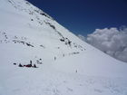 Abstieg vom Elbrus. Blick auf den Ostgipfel und den Sedlowina-Sattel, der für viele die größte Hürde beim Berganstieg war.