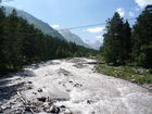 Blick auf den Baksanfluss am Fuße des Elbrus. Der zu den Hauptflüssen des Kaukasus zählende Wasserlauf führt das Schmelzwasser des Elbrusgletschers mit sich.